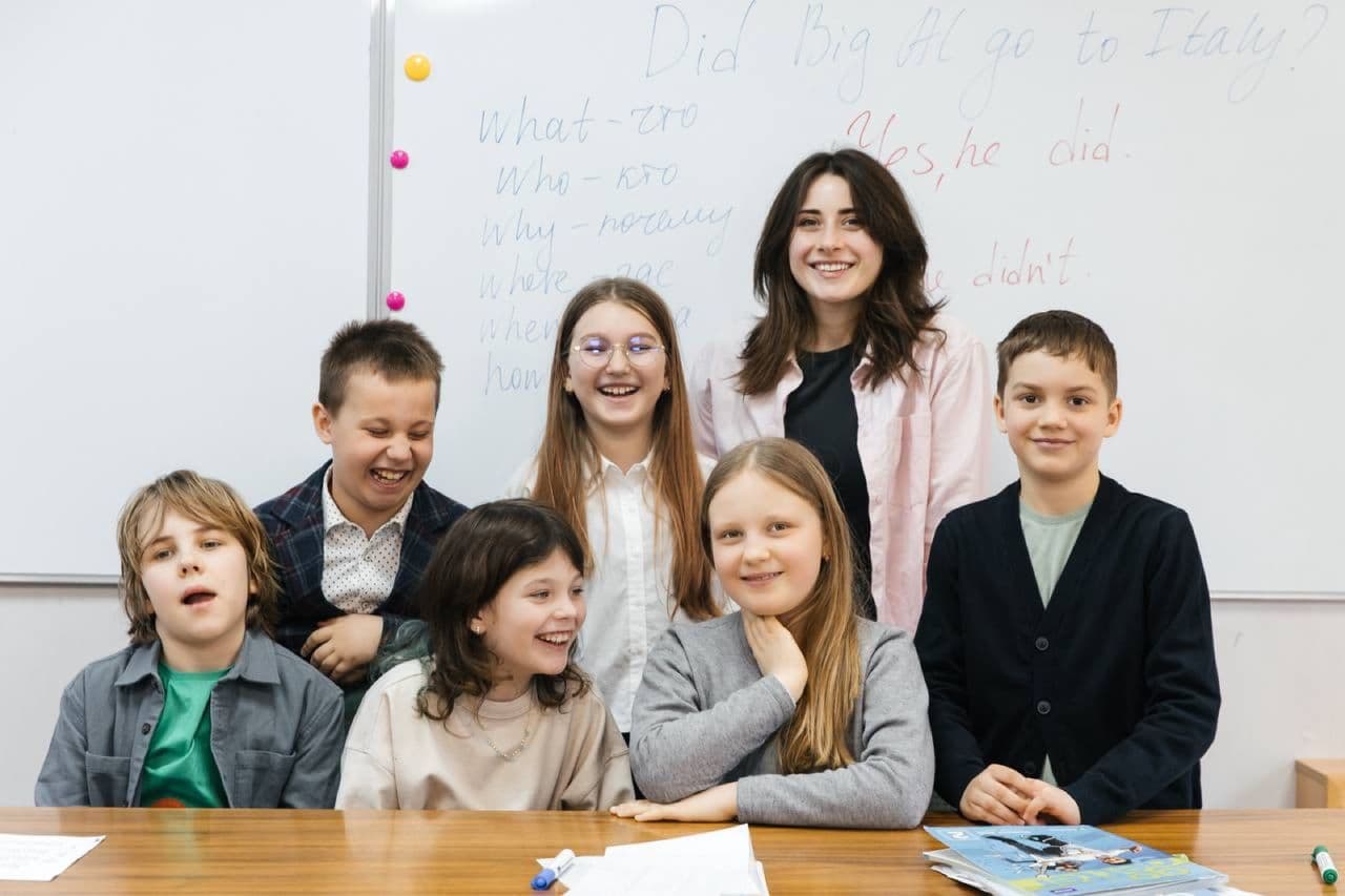 Елена Кандаурова с учениками на занятии по английскому