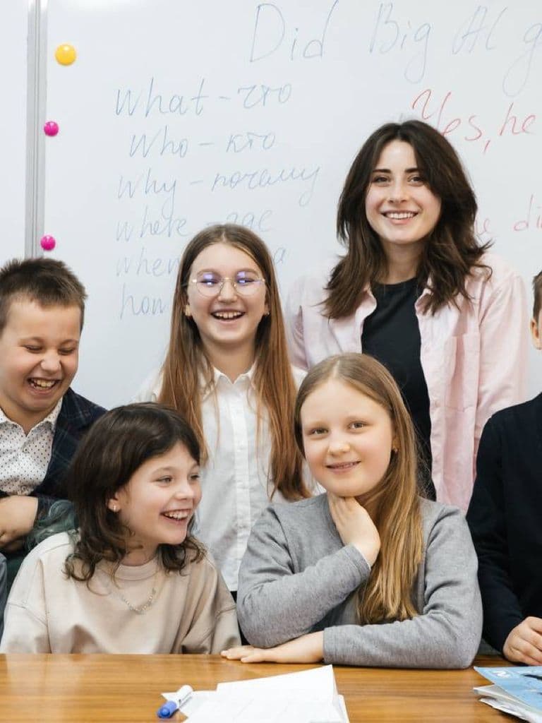 Елена Кандаурова с учениками на занятии по английскому