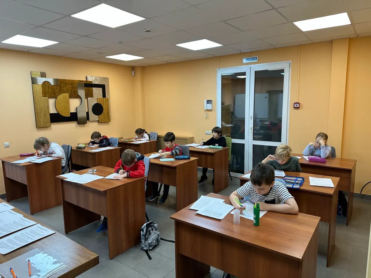 Ученики пишут репетицию экзамена в классе клуба «Вылитый математик»