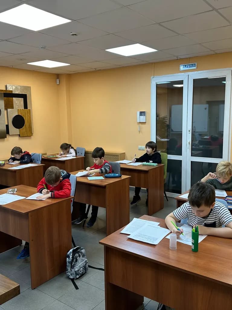 Ученики пишут репетицию экзамена в классе клуба «Вылитый математик»